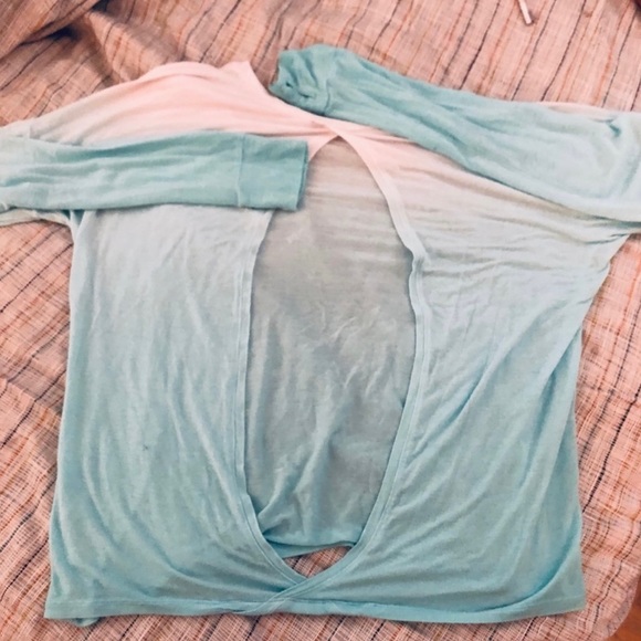 💕 Host Pick 💕- split back ombre yoga top - Picture 4 of 8